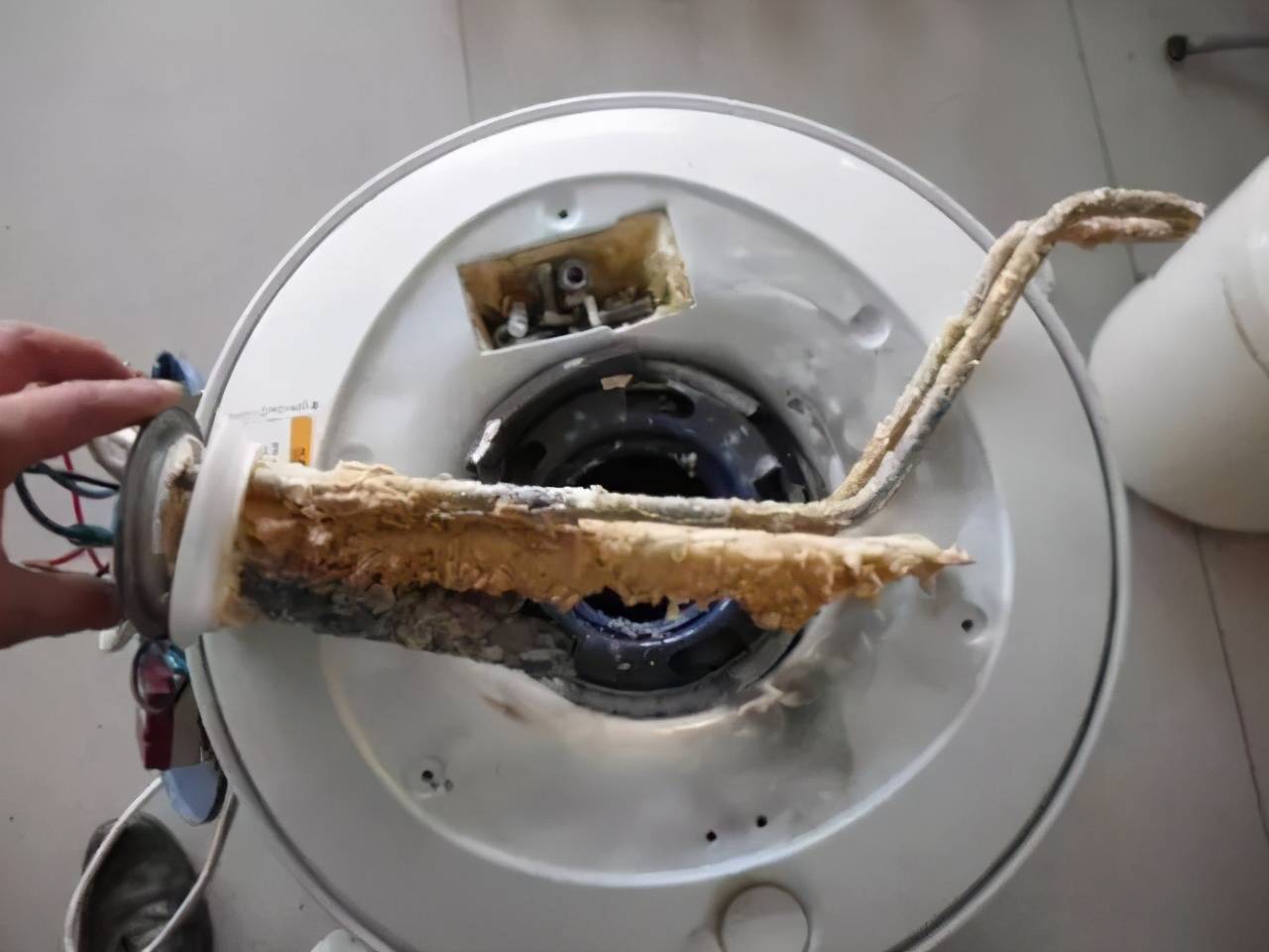 熱水器水垢.jpeg 熱水器水垢.jpeg
